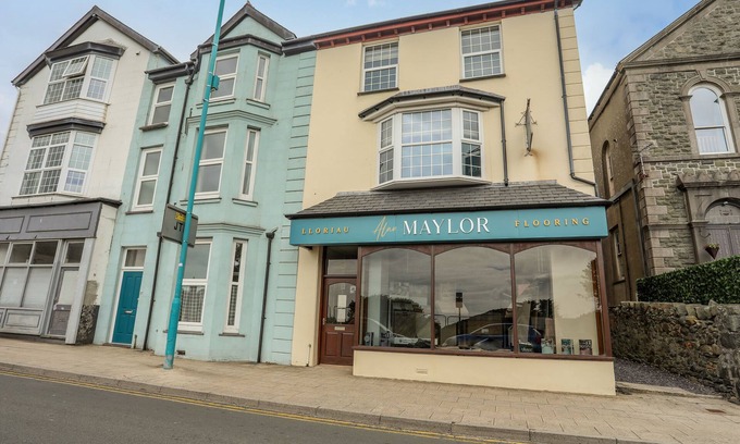 Criccieth Apartment | LLETY EDNYFED, family friendly, luxury holiday cottage in Criccieth