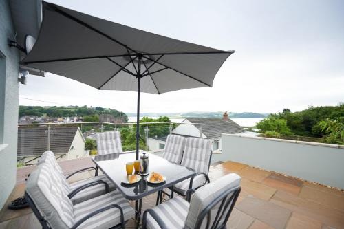 Laugharne House | Lloret- Modern retreat with Castle views and private Hot Tub