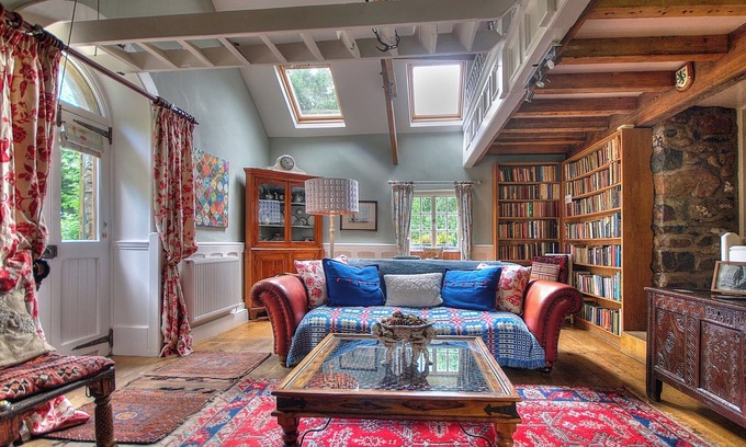 Garndolbenmaen Cottage | Llyn Peninsula historic holiday cottage, a restored 18th century longhouse.