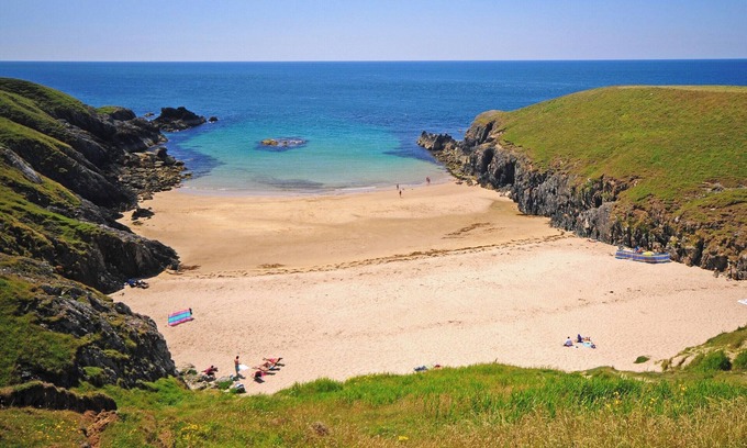 Rhoshirwaun Cottage | Llyn Peninsula holiday house near Aberdaron is a spacious pristine house set in mature gardens.