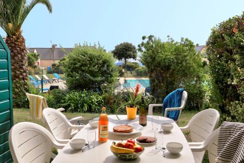 Guilvinec Apartment | LocaLise - A06 - Entièrement de plain-pied avec petite vue mer - Donnant sur la piscine et le jardin - wifi inclus - draps inclus -