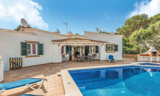 Cala en Porter House | Located at the back of the popular family resort of Cala en Porter, near the famous Covas music bar