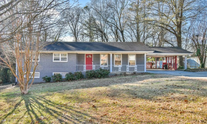 Marietta House | Located in East Cobb near Battery and East Cobb Sports Complex and near city.
