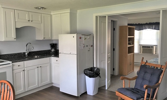 Dennis Port Condo | Location! Beach Directly Across St from complex + Heated Pool, Sleeps 4, A/C