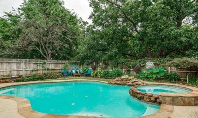 Grapevine House | LOCATION! Large Open, Pool/Hot Tub, by Gaylord/Slps 16/Main ST