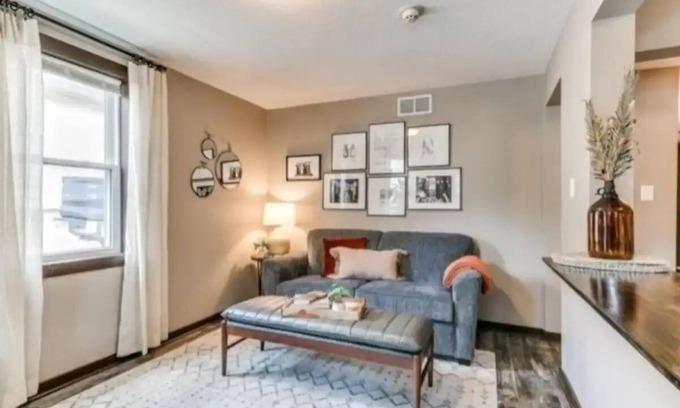 Des Moines Condo | Location! This 2BR is Located perfectly 5 min from downtown and Ingersoll Ave.