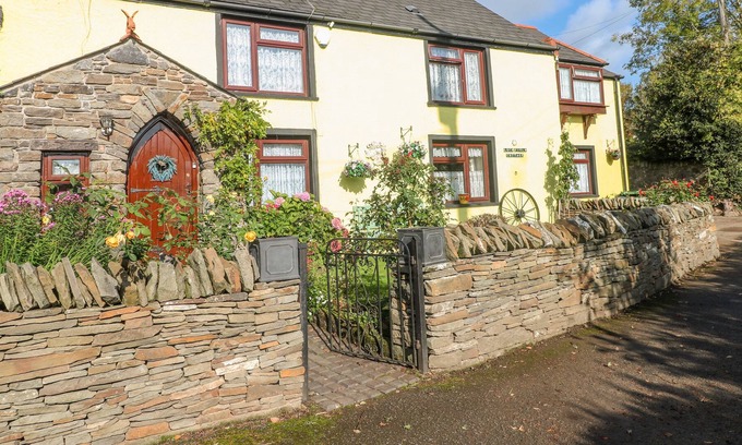 Tongwynlais Cottage | LOCH FIELD COTTAGE, pet friendly, with a garden in Cardiff