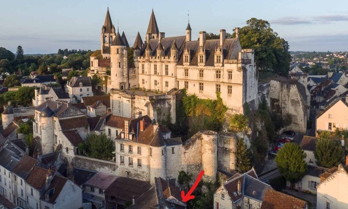 Loches Apartment | Loches lovely studio ideal for short stays! at the foot of the Logis Royal.