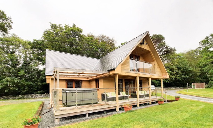Llanbedr Cabin | LODGE 20, family friendly, character holiday cottage in Llanbedr