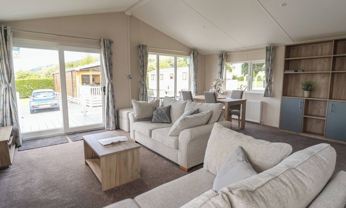 Saint Asaph Cottage | LODGE 3, pet friendly, country holiday cottage, with pool in St Asaph