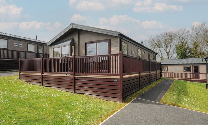Brixham Cottage | LODGE 65 AT RIVIERA BAY COASTAL RETREAT, pet friendly in Brixham
