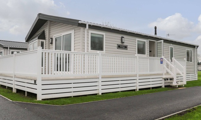 Chichester Cottage | LODGE AT CHICHESTER LAKESIDE (2 BED), family friendly in Runcton