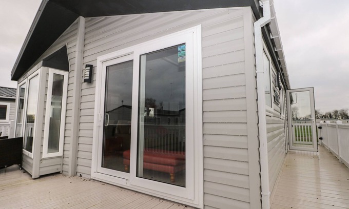 Chichester Cottage | LODGE AT CHICHESTER LAKESIDE (3 BED), family friendly in Runcton