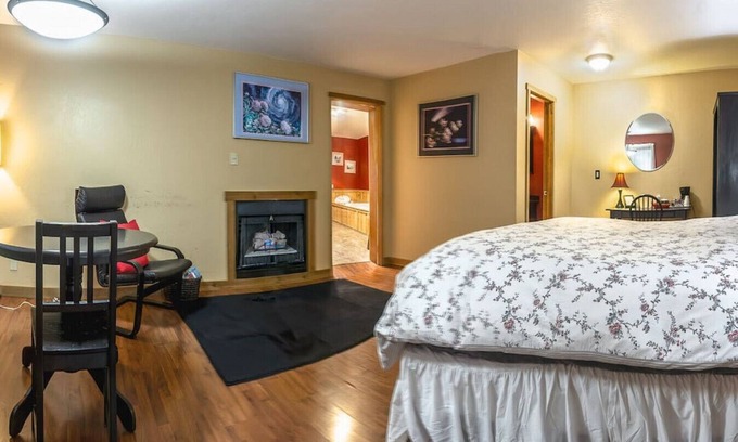 Ashland Hotel | Lodge Room 5 with Jacuzzi Tub at Green Springs Inn