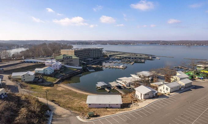 Lake Ozark Cabin | Lodge Sleep 16- Bachelor/Bachelorette Parties Welcome!
