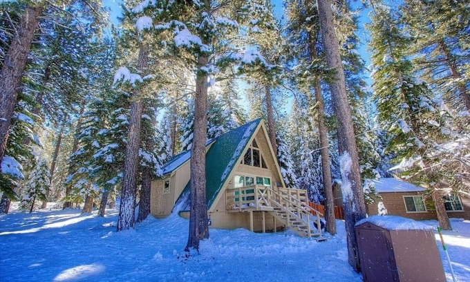 Pioneer Trail House | Lodgepole Chalet 3 Bedroom Home by RedAwning