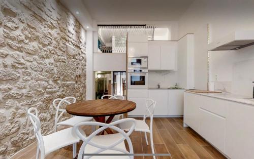 Saint-Merri Apartment | Loft HeartofParis, Marais,Chatelet, Beaubourg CLIM