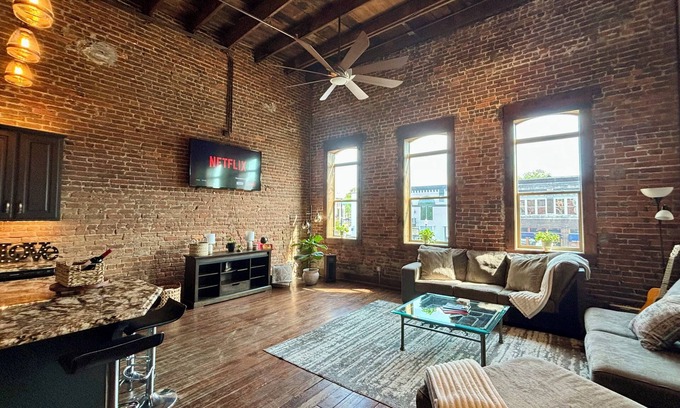 Florence Apartment | Loft in the Heart of Downtown - 500 Mbps WiFi - 4 car parking - EV charge - Boat