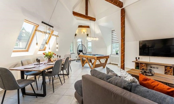Barmen Apartment | Loft mit Billard-tisch und PS4