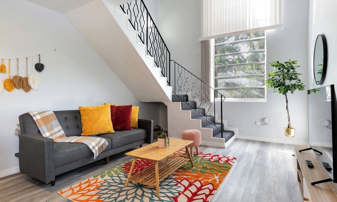Virginia Gardens Apartment | Loft style 1b Apt | Fast Wi-Fi