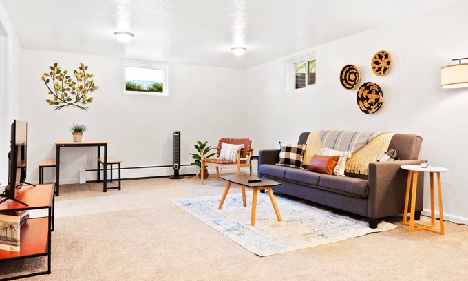 Sunnyside Apartment | Loftium | Charming 2 BR Guest Suite In Sunnyside