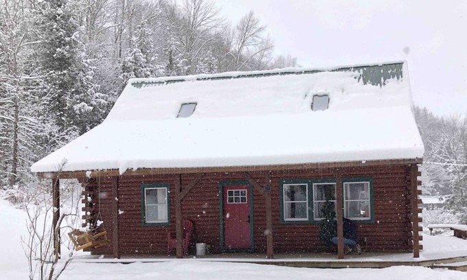Jeffersonville Cabin | Log Cabin - Dog Friendly, Near Disc Golf & Hiking