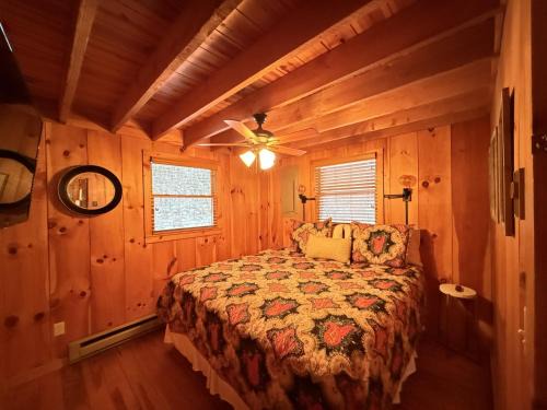 West Jefferson House | Log Cabin, Hot Tub, Secluded Close To Town