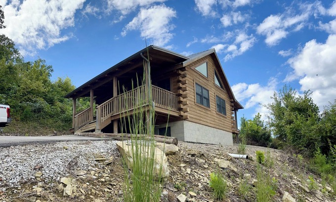 Logan Cabin | Log Cabin in the Heart of Hocking Hills! - TreeTop