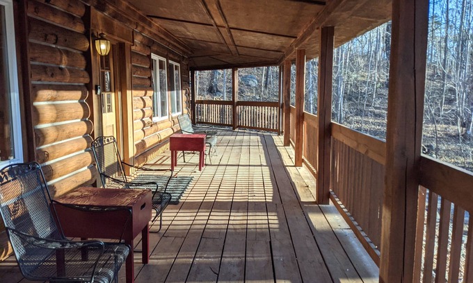 Peaks Cabin | Log Cabin in the Mountains! Large family friendly!