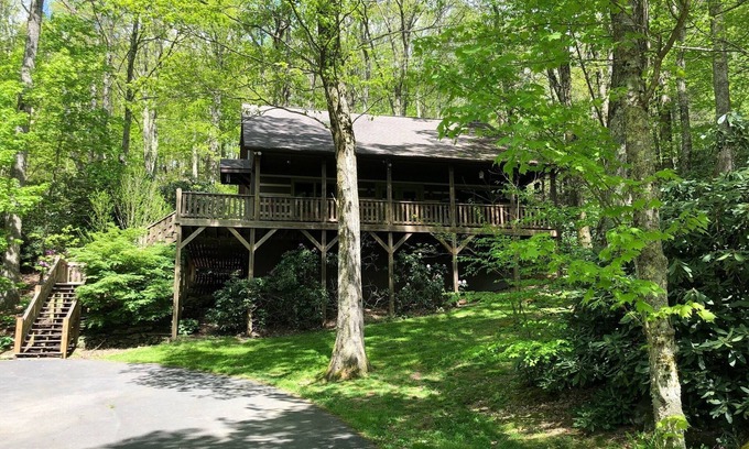 Boone Cabin | Log Cabin in Town of Boone - Dog Friendly