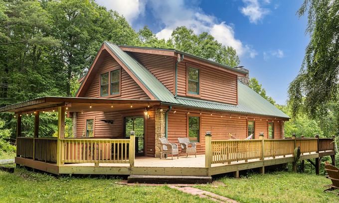 Hot Springs Cabin | Log Cabin-private-1mile2downtown-hottub-sauna-more