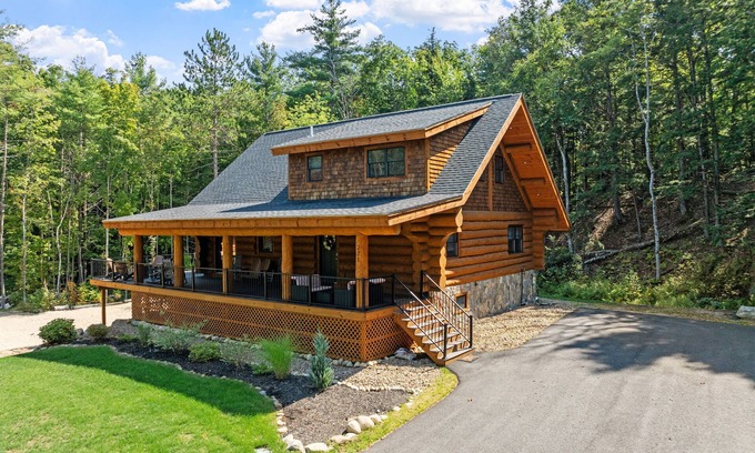 Glen Cabin | Log Cabin Retreat– Perfect for Summer getaway, with large arcade game room