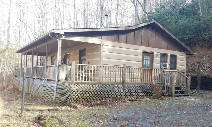 Whittier Cabin | Log Cabin w/Hot Tub near Casino, Cherokee & Bryson City