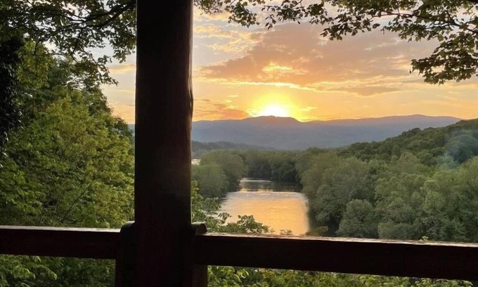 Front Royal Cabin | Log Cabin with a spectacular view of the Shenandoah River and the Massanutten Mo