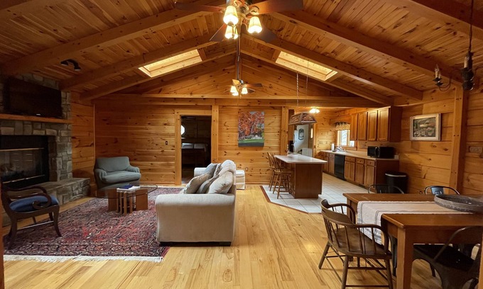 Hot Springs Cabin | Log cabin with lots of private space - 12mins from Omni Homestead!