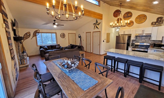 Albrightsville House | Log Landing Lodge-Loaded Luxury 6 Bedroom Home w/Hot Tub & Linens