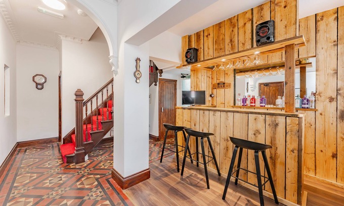 Great Yarmouth Bed & Breakfast | Logan Lodge: Seaside townhouse for chilled - out large groups