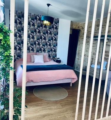 Sarlat-la-Caneda Apartment | Logement entier, Studio 131, à Sarlat centre, avec spa, parking privé et à 15min à pied de la cité médiévale