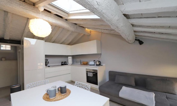Old Town Apartment | Loggia del Tenore Suite