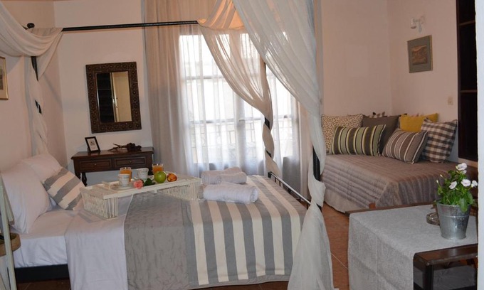 Old Town Rethymnon Apartment | Loggia Traditional Suites
