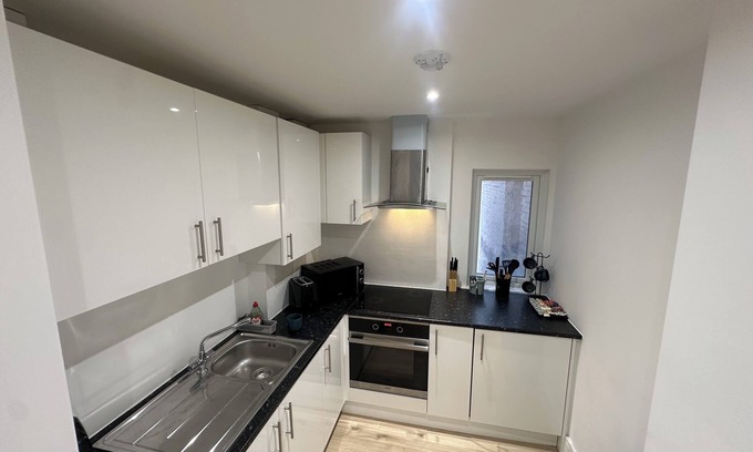 Luton Apartment | London Luton 1 Bedroom Apartment Sleeps 4 - Airport 7 Mins - Train Station 1 Min