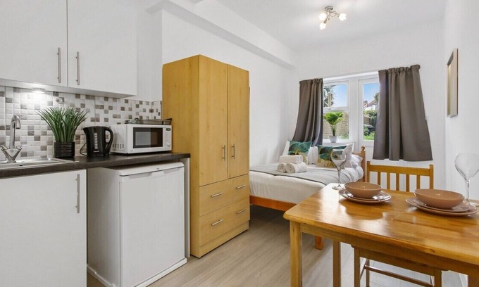 Dormers Wells Apartment | London Studio 2 Short Stay