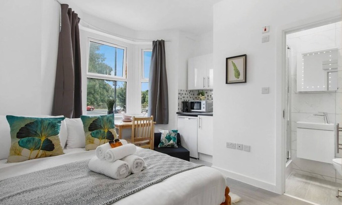Dormers Wells Apartment | London Studio 5 Short Stay