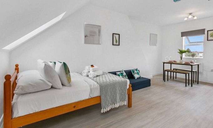 Dormers Wells Apartment | London Studio 6 Short Stay