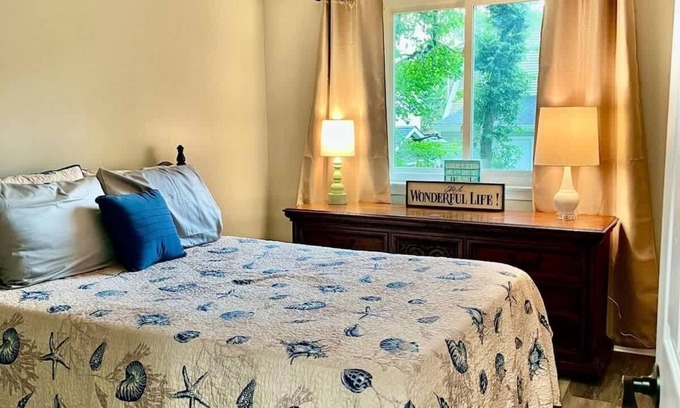 Edgewater House | London Towne Bungalow w/Loft - Walk to the Beach!