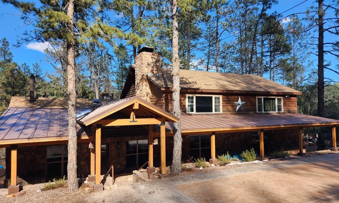 Whispering Pines Cabin | Lone Star Lodge in Whispering Pines w/Mountain View - Epic Pickleball Fun!n