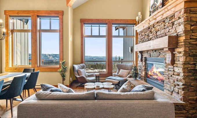 Big White Ski Resort House | Lonestar | Private Hot Tub & Ski In/Ski Out
