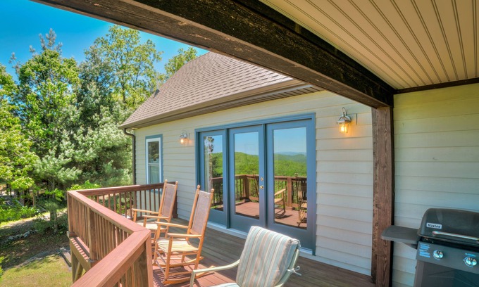 Saluda House | Long Range GORGEous View, Pet Friendly, Covered Deck