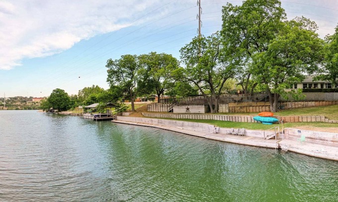 Marble Falls House | Long-Term Stays Only | 29 Night Mins | Walk to MF