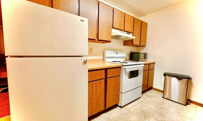 Moorhead House | Long -terms Stays and Short-term Terms Stays, Sleeps up to 10 people and pets.